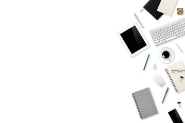 dizüstü bilgisayar, ofis malzemeleri, kahve fincanı, cep telefonu, tablet ve beyaz arka plan üzerinde kahve fincanı ile düz yatıyordu çalışma alanı tablo