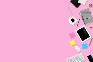 düz ya da üst görünüm çalışma masası pembe dizüstü bilgisayarı, kahve fincanı ve iş geçmişi için akıllı telefonu olan masa