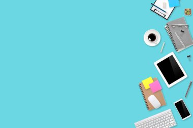 düz ya da üst görünüm çalışma odası yeşil masa dizüstü bilgisayarı, kahve fincanı ve iş geçmişi için akıllı telefonu olan