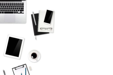 düz konum veya üst görünüm ofis ofis beyaz masa dizüstü bilgisayar, kahve fincanı ve akıllı telefon iş geçmişi için kullanılır