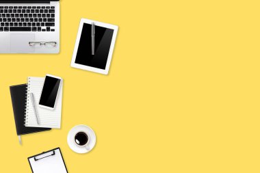 düz ya da üst görünüm çalışma odası sarı masa dizüstü bilgisayarı, kahve fincanı ve akıllı telefonu iş geçmişi için kullanan