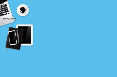 dizüstü bilgisayar, ofis malzemeleri, kahve fincanı, cep telefonu ve mavi pastel arka plan üzerinde kahve fincanı ile çalışma alanı tablo