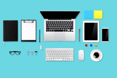 dizüstü bilgisayar ile düz lay veya üst görünüm çalışma alanı iş yeşil masa, ofis malzemeleri tablet, cep telefonu ve arka plan için kullanarak kahve fincanı