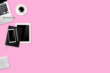 düz ya da üst görünüm çalışma masası pembe dizüstü bilgisayarı, kahve fincanı ve iş geçmişi için akıllı telefonu olan masa