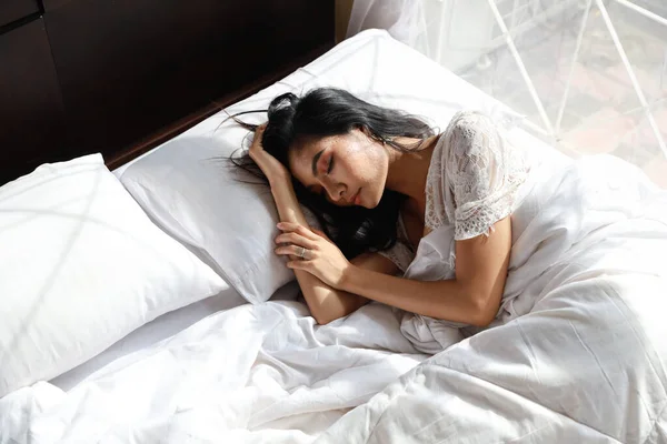 寝室で白いランジェリー睡眠を着て若いと美しいアジアの女性の肖像画。若いかわいい女の子の長い髪のベッドの上に横たわると目を覚ます後半。ライフスタイルコンセプト — ストック写真