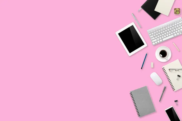 Flat lay ou vista superior escritório escritório mesa rosa com computador portátil, xícara de café e smartphone usando para fundo de negócios — Fotografia de Stock