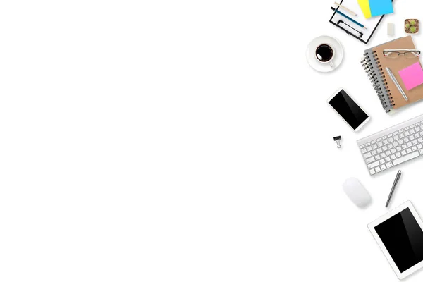 düz konum veya üst görünüm ofis ofis beyaz masa dizüstü bilgisayar, kahve fincanı ve akıllı telefon iş geçmişi için kullanılır