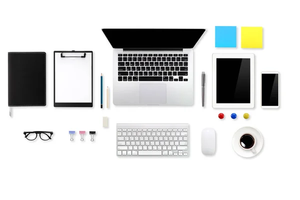 Flat lay lub top view przestrzeń robocza biznes białe biurko z laptopem komputer, materiały biurowe tablet, telefon komórkowy i kubek do kawy przy użyciu do tła — Zdjęcie stockowe