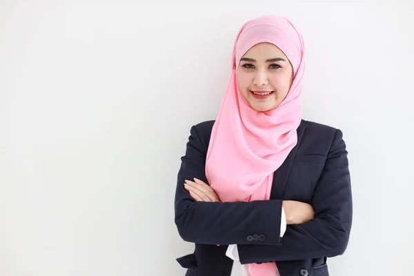 Bela muçulmano jovem asiático mulher vestindo azul terno sorrindo confiante no estúdio. Retrato isolado fundo branco com bela menina rosto com hijab rosa. Conceito de retrato de propaganda . — Fotografia de Stock