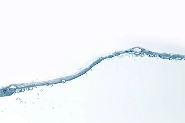 Wasser aus nächster Nähe spritzt mit Luftblasen. Frische und saubere Oberfläche Aqua fließt in Welle und sauberes Wasser auf weißem Hintergrund isoliert. Werbebild mit Freiraum für Ihre Arbeit — Stockfoto