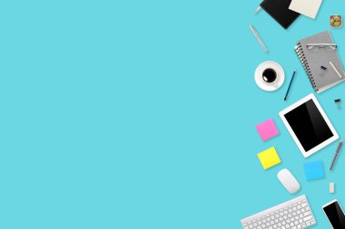 Düz çalışma masası dizüstü bilgisayarı, ofis malzemeleri, kahve fincanı, tablet ve cep telefonu yeşil pastel arka planda.