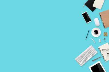 Düz çalışma masası dizüstü bilgisayarı, ofis malzemeleri, kahve fincanı, tablet ve cep telefonu yeşil pastel arka planda.