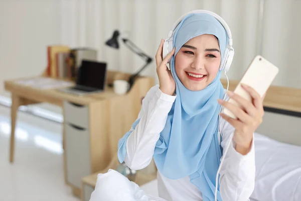Portré Gyönyörű Ázsiai Muszlim Alvóruhában Néz Online Történet Mobiltelefon Lites — Stock Fotó