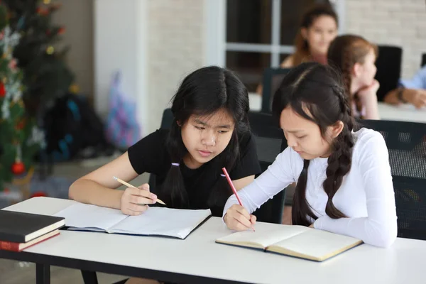 两个聪明的女孩坐在教室里学习 教育观念 — 图库照片