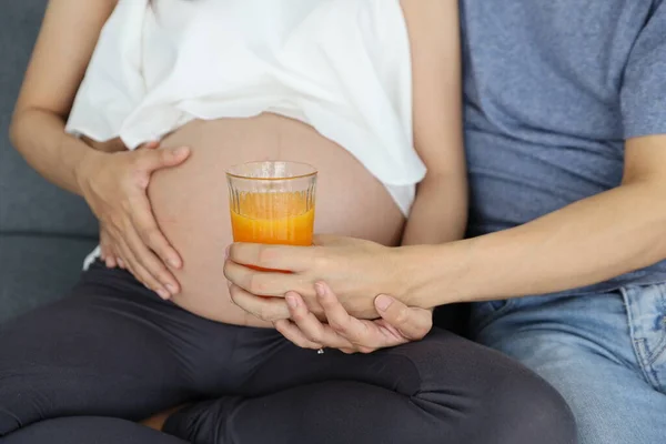 Young Asian Husband Embraces Young Asian Pregnant Wife Holding Glass — Stock Photo, Image