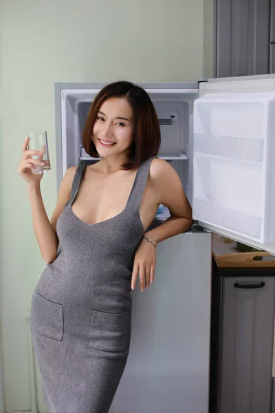 Toda Duración Atractiva Impresionante Mujer Asiática Mujer Pelo Corto Con —  Fotos de Stock