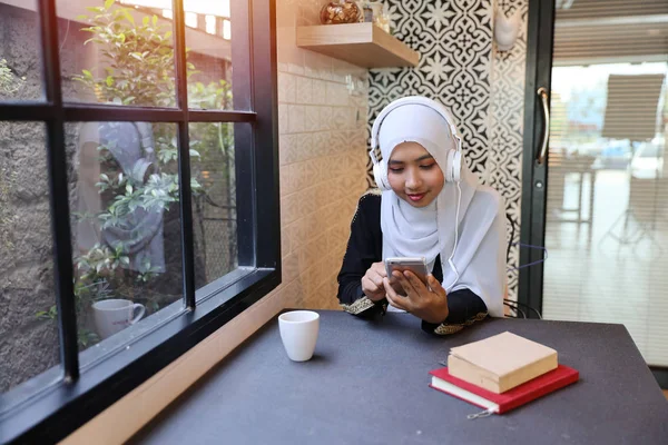 Young Muslim Businesswomen Shopping Online Payment Using Cell Phone — Stock Photo, Image