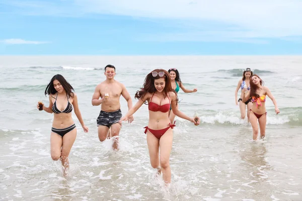 Egy Csapat Boldog Szexi Ázsiai Barát Akik Bikinit Fürdőruhát Viselnek — Stock Fotó