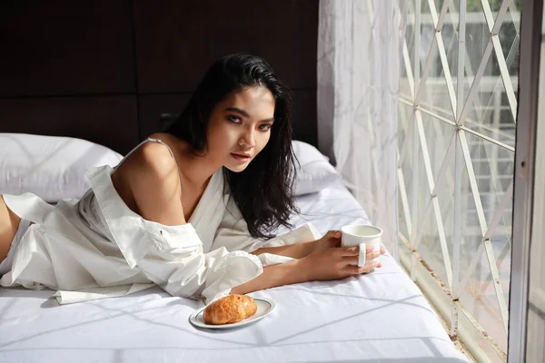 Vacker Asiatisk Kvinna Sexig Klänning Med Frukost Kaffe Och Croissant — Stockfoto