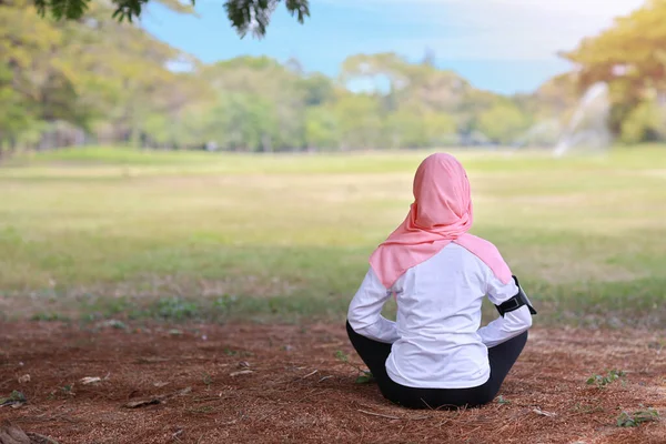 Bakifrån Ser Ung Asiatisk Muslimsk Kvinna Sitter Gräs Njuter Meditation — Stockfoto