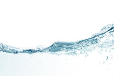 Su sıçramasını hava kabarcıklarıyla kapatın. Taze ve temiz yüzey su akıntısı beyaz zemin üzerinde temiz su akışı izole edildi. Çalışmalarınız için boş alanı olan resim reklamı  