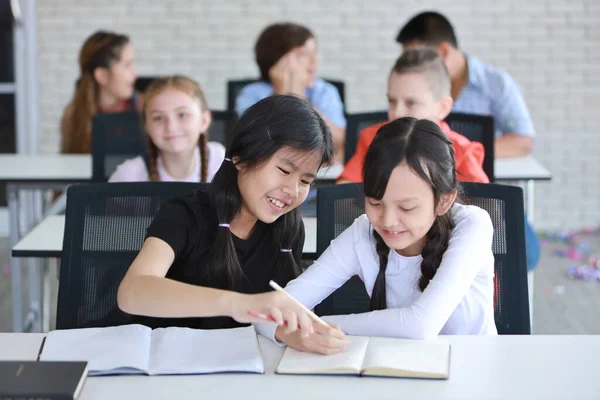 Duas Garotas Inteligentes Sentadas Estudando Sala Aula Conceito Educação — Fotografia de Stock