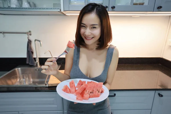 Gri Elbiseli Çekici Genç Asyalı Kadın Mutfakta Karpuz Doğruyor Yüzleri — Stok fotoğraf