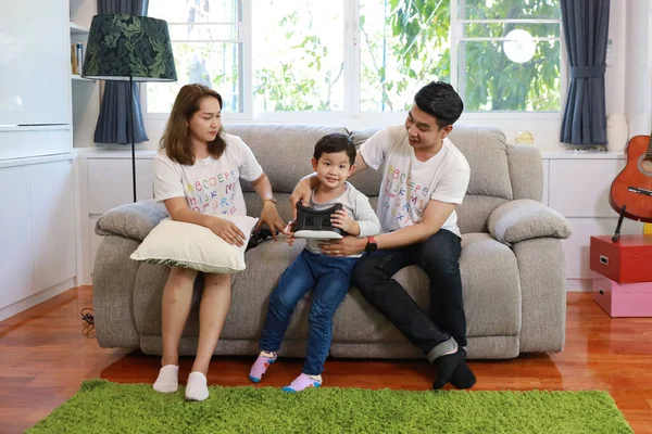 Szczęśliwa Azjatycka Rodzina Ojciec Matka Syn Grający Wirtualnej Rzeczywistości Gogle — Zdjęcie stockowe