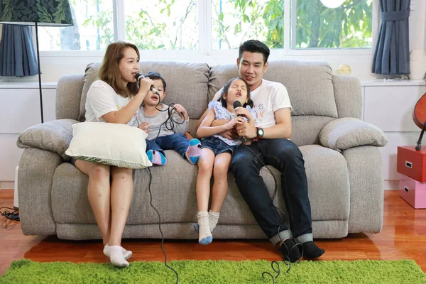 Szczęśliwa Azjatycka Rodzina Ojciec Matka Córka Syn Śpiewający Karaoke Kanapie — Zdjęcie stockowe