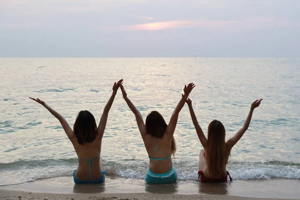Vista Panorámica Tres Jovencitas Asiáticas Guapas Alegres Bikini Que Sientan — Foto de Stock
