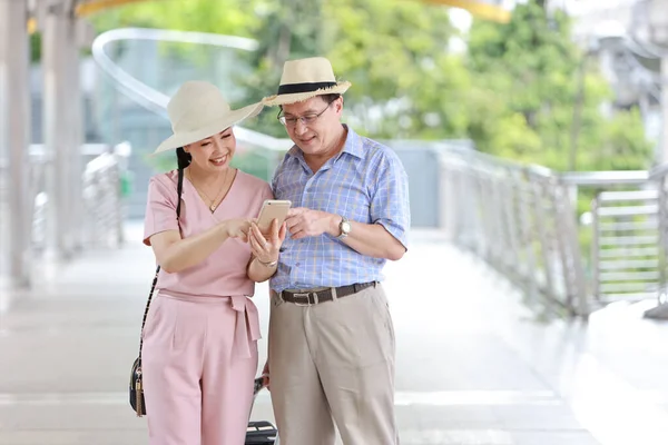 Senior Asiatisk Resenär Par Man Och Hustru Rosa Och Blå — Stockfoto