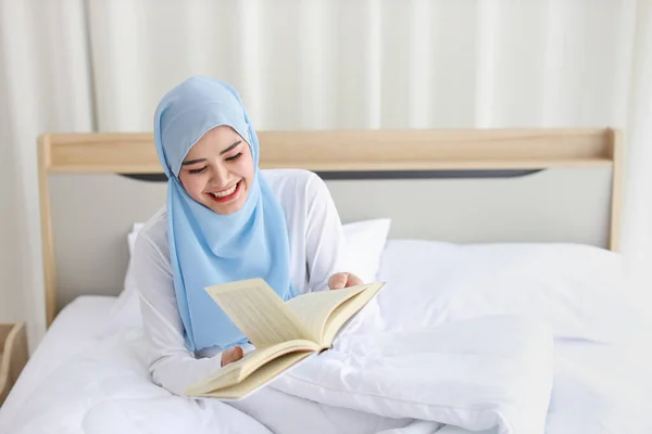 Feliz Jovem Bela Mulher Muçulmana Asiática Sleepwear Sentado Lendo Livro — Fotografia de Stock