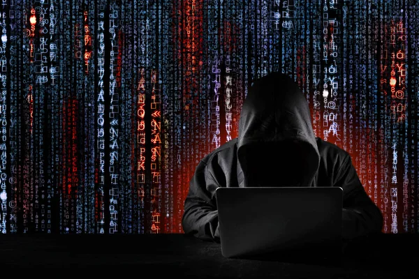 Siyah başlıklı tehlikeli bir hacker bilgisayar kullanıyor, güvenlik veri sunucusuna giriyor. Dijital ikili ve matris kodu üzerinde çalışıyor. İnternet suçları, siber saldırı güvenlik kavramı