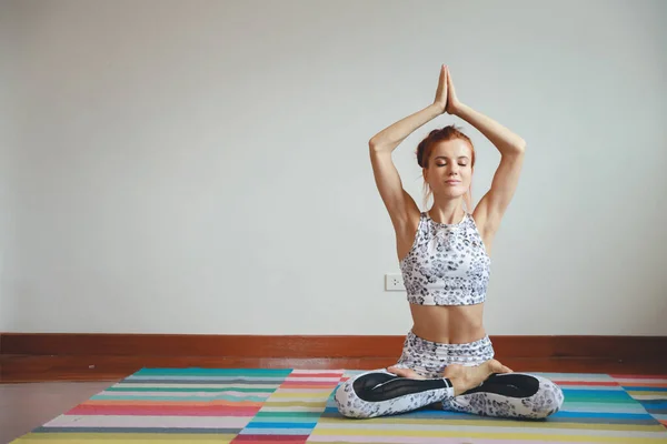 Aantrekkelijke Blanke Vrouw Zwart Wit Sportkleding Oefenen Yoga Oefeningen Indoor — Stockfoto