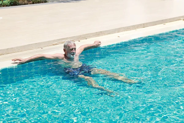 Felice Anziano Caucasico Prendersi Una Pausa Mentre Nuota Piscina Durante — Foto Stock