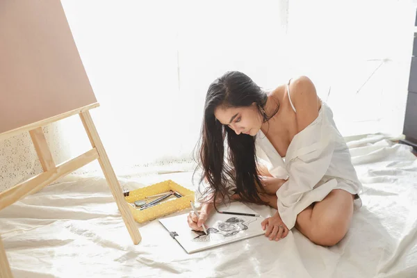 Asiatico Donna Artista Bianco Camicia Disegno Immagine Con Matita Salotto — Foto Stock