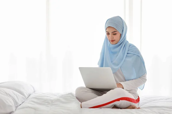 Jovem Asiático Muçulmano Mulher Usar Laptop Sentado Cama Quarto Menina — Fotografia de Stock