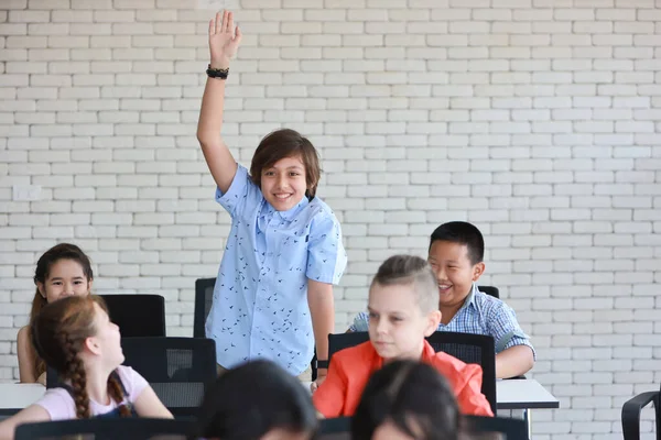 Kleiner Junge Hebt Die Hände Klassenzimmer Bildungskonzept — Stockfoto