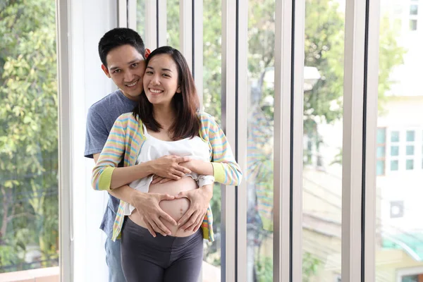 Junge Asiatische Mann Stehend Und Umarmt Junge Asiatische Schwangere Bauch — Stockfoto