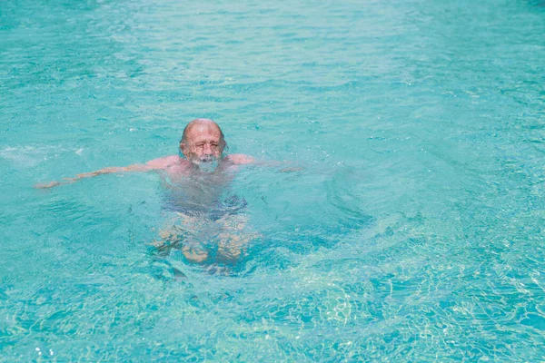 Feliz Anciano Caucásico Nadar Piscina Durante Las Vacaciones Jubilación Después — Foto de Stock