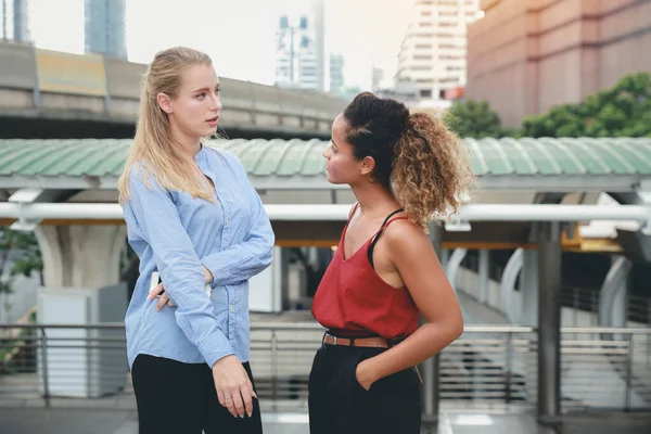 Halbbild Zweier Kaukasischer Geschäftsfrauen Die Sich Während Der Mittagspause Unterhalten — Stockfoto