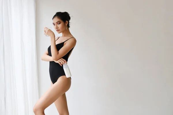 Bela Saudável Desportivo Asiático Jovem Mulher Sportswear Segurando Copo Leite — Fotografia de Stock
