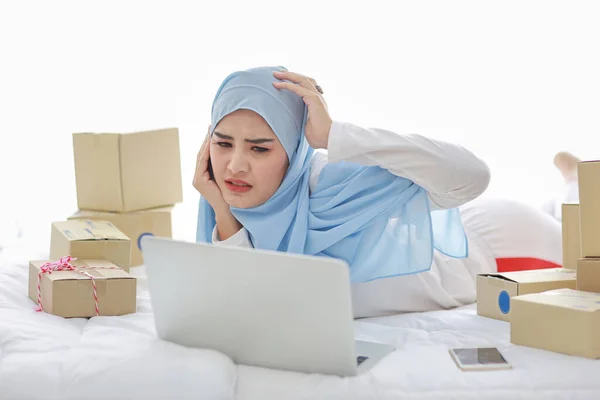 Gyönyörű Fiatal Ázsiai Muszlim Hálóingben Vonzó Megjelenés Fekszik Ágyban Számítógép — Stock Fotó