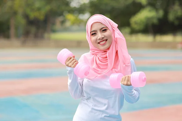 Atletische Jonge Aziatische Moslim Vrouw Sportkleding Staande Tillen Halters Buiten — Stockfoto