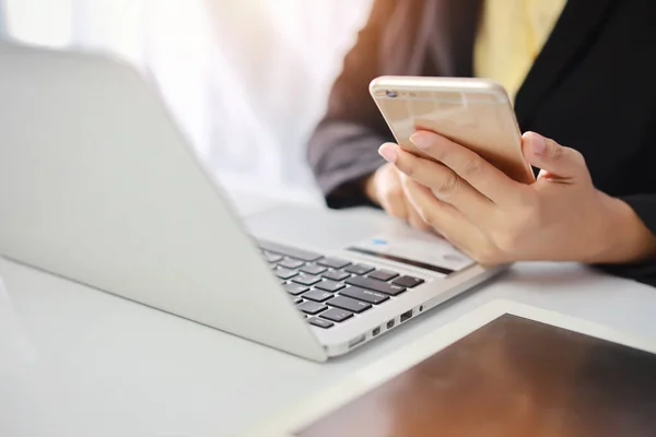 Mujer Manos Traje Negro Sentado Sosteniendo Teléfono Móvil Utilizando Ordenador — Foto de Stock