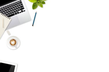 dizüstü bilgisayar, ofis malzemeleri, kahve fincanı, cep telefonu, tablet ve beyaz arka plan üzerinde kahve fincanı ile düz yatıyordu çalışma alanı tablo