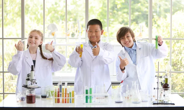 Niños Felices Haciendo Experimentos Científicos Con Cara Sonriente Educación Concepto — Foto de Stock