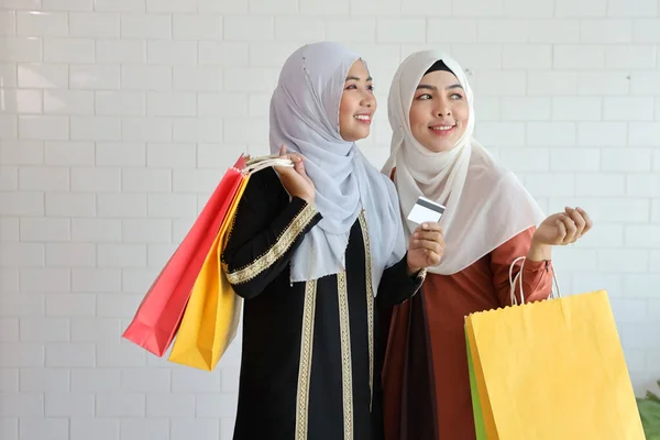 Due Giovani Ragazze Asiatiche Musulmane Guardando Lontano Qualcosa Tenendo Borse — Foto Stock