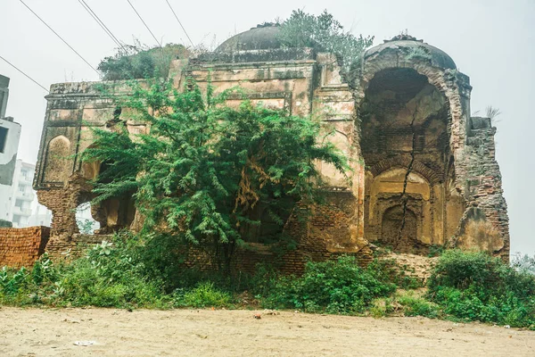 India- Uttar Pradesh- Agra- 4 noviembre, 2019, Sikandra tiene un edificio muy antiguo y en ruinas . — Foto de Stock