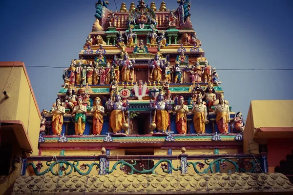 Ujjain- m.p.- india- 9 noviembre 2019, colorida escultura de dios y diosa india en un templo — Foto de Stock